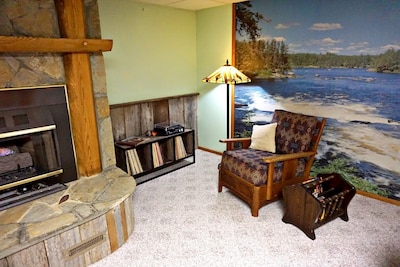 Log Cabin .5miles from Ky Lake, King Bed, Hot Tub, Pool Table, 1500sqft Venue!