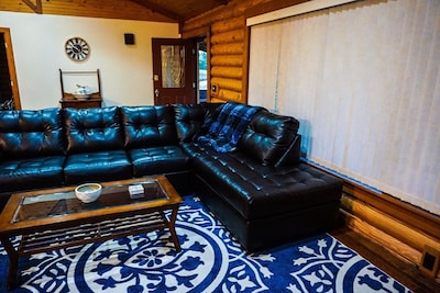 Log Cabin .5miles from Ky Lake, King Bed, Hot Tub, Pool Table, 1500sqft Venue!
