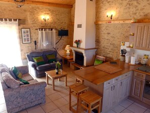 Open Plan Lounge/Kitchen in Wisteria Cottage