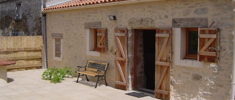 Wisteria Cottage in Sigournais