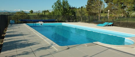 Piscine et plage, vue pyrénées