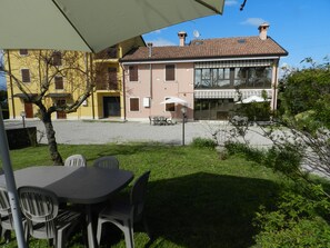 Garten mit Tisch und Stühlen