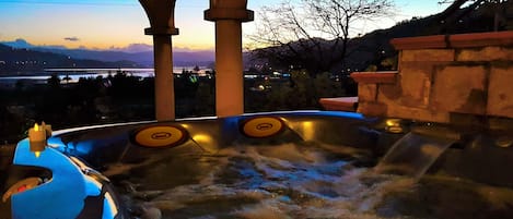 El jacuzzi al atardecer. Se puede ver el proyector.