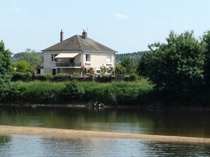 Maison vue de l'autre rive du Cher
