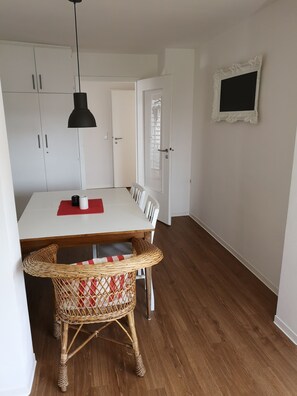 Küche mit Blick ins offene Esszimmer 