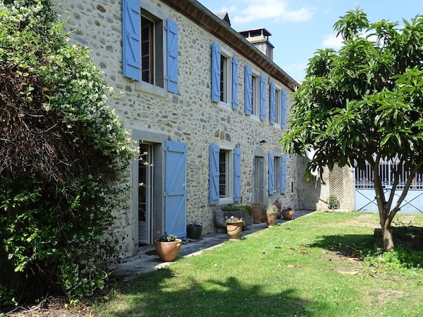 Ferme du 16éme siècle avec piscine privée et vue des pyrénées , splendide ..