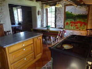 Cuisine avec ilot centrale en marbre et cuisinière rangemaster