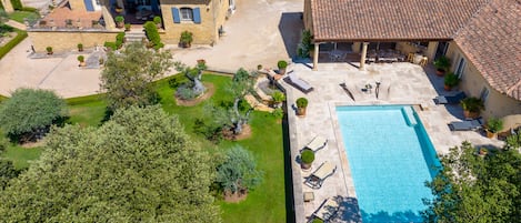 vue ensemble maison pool house piscine
