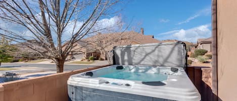 Red Sands Vacations / Vacation rentals / Southern Utah Vacation Rentals/ Coral Ridge outdoor patio / private spa / private hot tub / grill