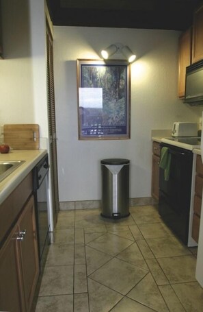 New kitchen (with washer/dryer)
