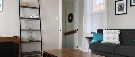 Living room (2nd floor)