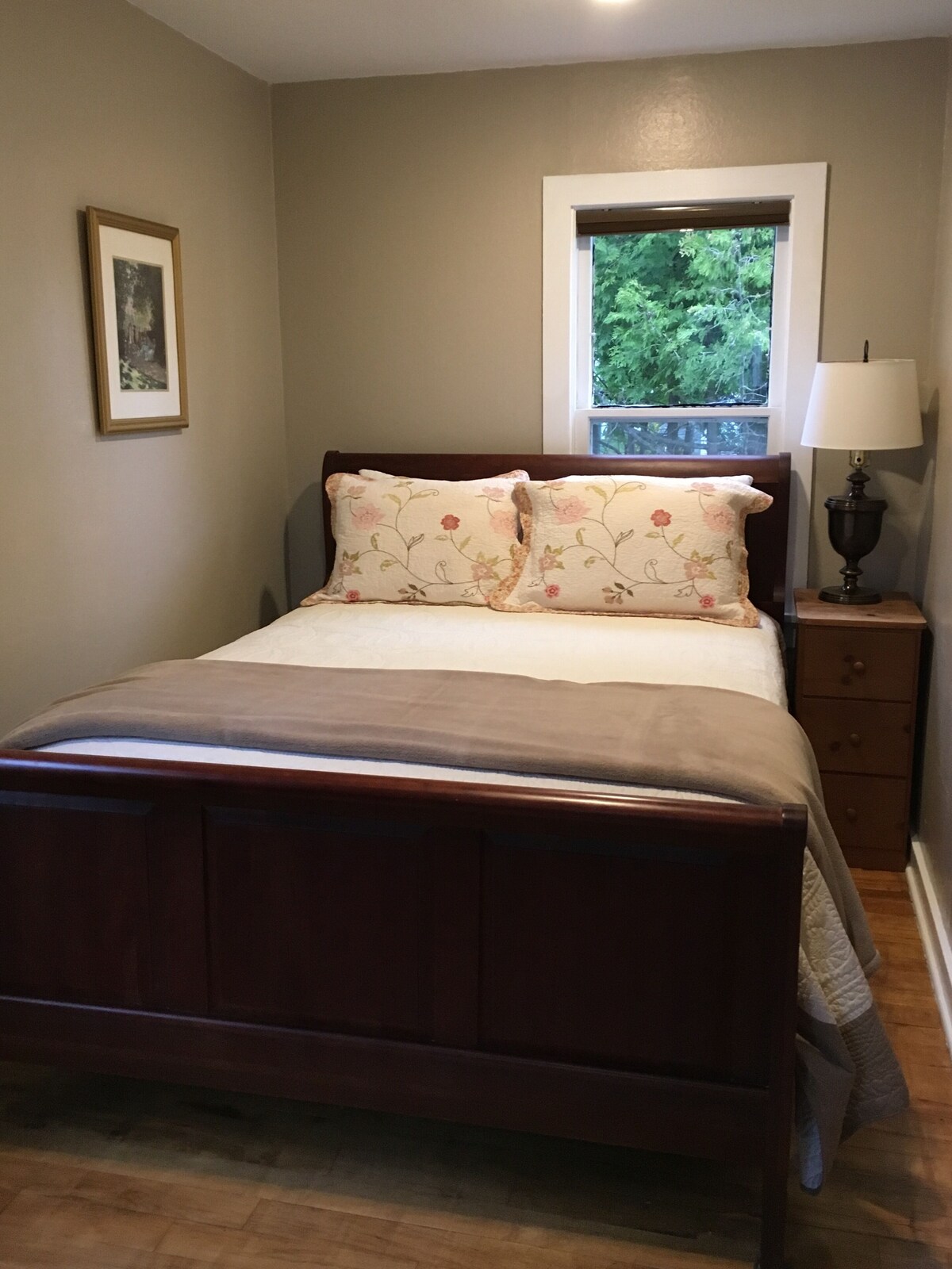 Eagle Harbor’s Hilltop Cottage