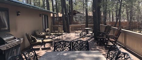 Huge Outside Deck! Dining Seating for 8, BBQ- Multiple Seating Areas & BBQ