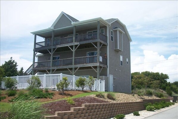 Positioned for wonderful ocean views, private pool