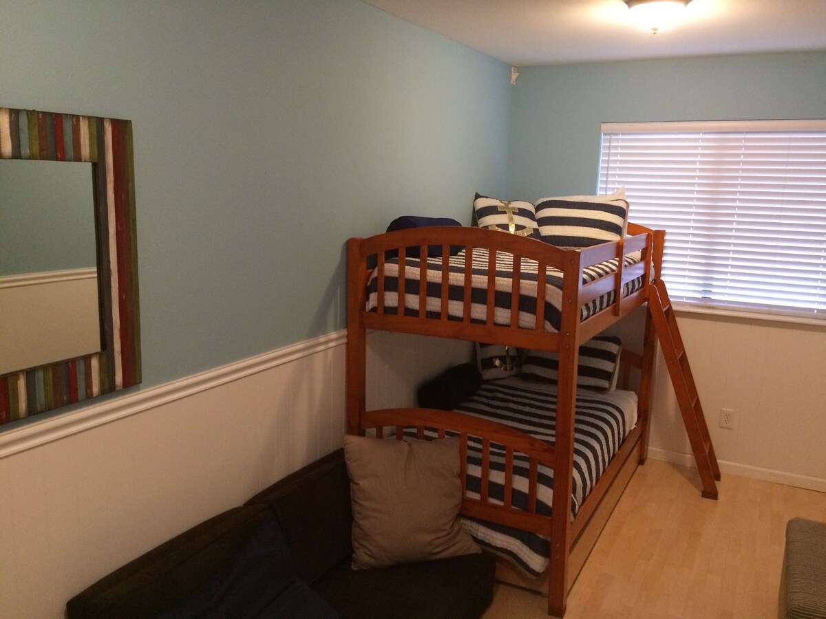 Bright and Colorful – Family Friendly! Short walk to the Best Beaches in Town!