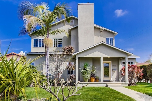 Beautiful home located in Ocean Beach next to Sunset Cliffs with manicured lawn and plenty of space for the whole family