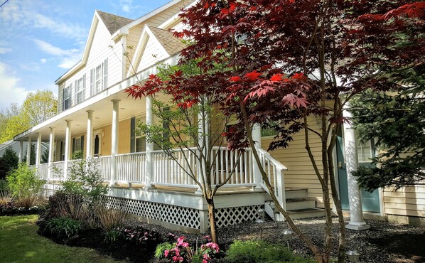 Your spacious, luxury rental awaits! Close to everything.