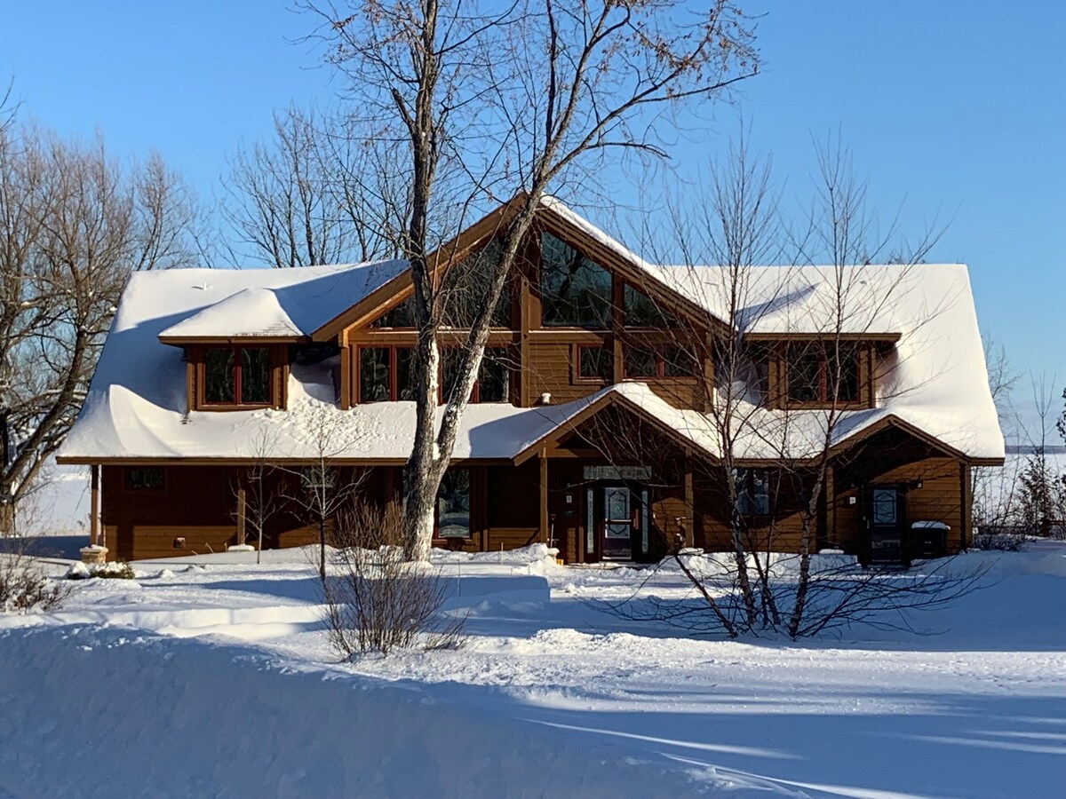 Gorgeous Chalet on Superior with Private Sandy Beach!