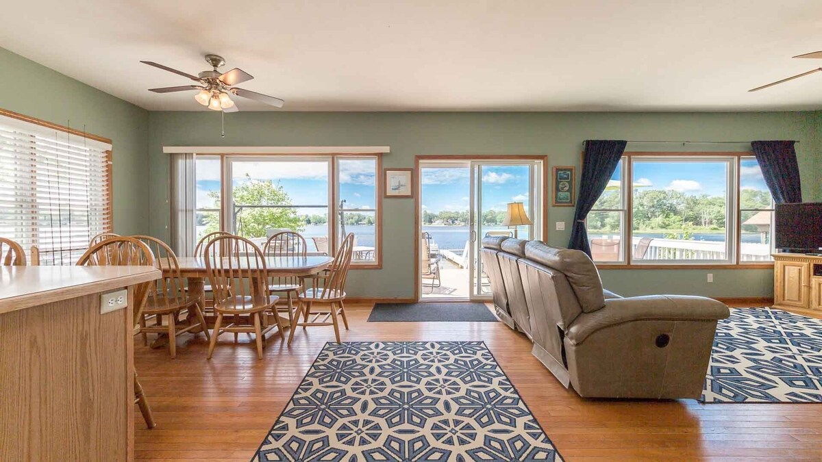 Home on All Sports Lake-Pontoon Boat Included week of July 27