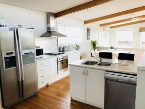 Fully equipped kitchen-Fridge freezer, oven, gas cooktop, dishwasher & microwave