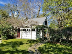 Charming cottage only a short walk to town