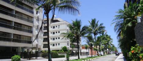 Da esquina do prédio já é possível avistar o mar, distante apenas 3 minutos a pé