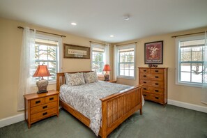 Queen bedroom #1 with ensuite bathroom