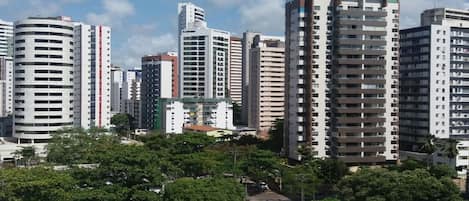 VISTA PANORÂMICA PELA JANELA DA SALA