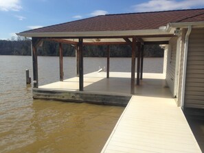 Enjoy the cover dock, sun bath on in front, stay cool under cover,boat slip!