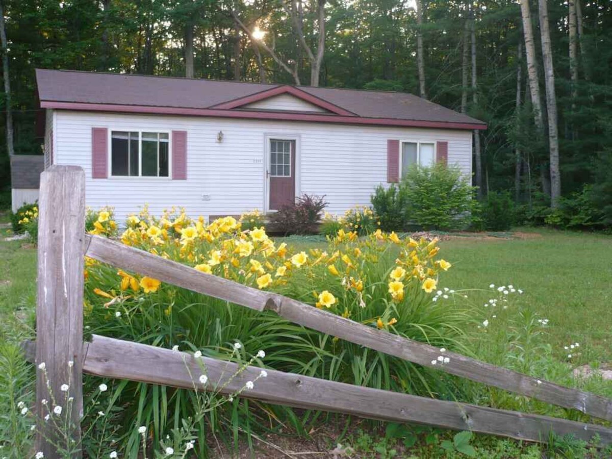 Topinabee Pines Vacation Cottage