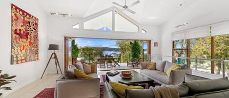 Relax surrounded by views of National park and bay 