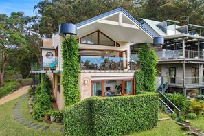Great views over patonga and minutes from beach !