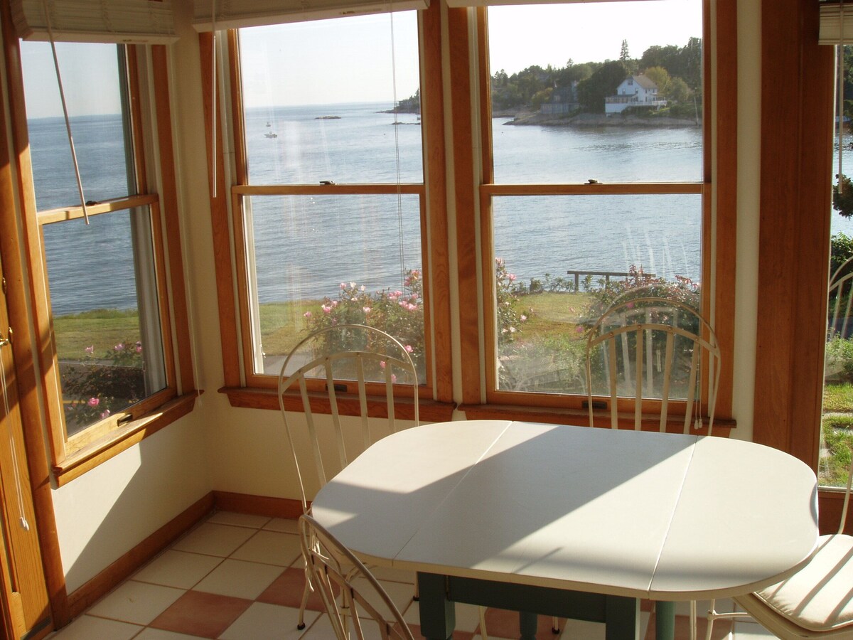 Awesome Views of Long Island Sound! Relax, swim, walk and feel the sea breezes!