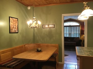 Breakfast Nook (can accommodate up to 4 people)