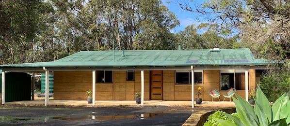 Cute rammed earth cottage close to Yallingup Beach 