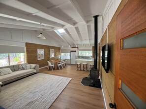 Lounge/dining/kitchen space