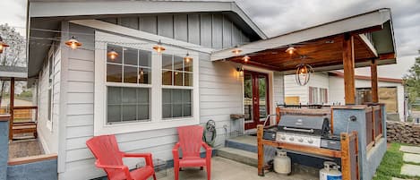 Outdoor Patio, Grill, & Yard - great for entertaining!