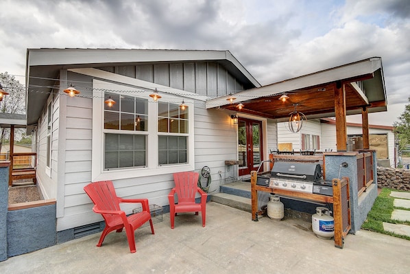 Outdoor Patio, Grill, & Yard - great for entertaining!