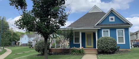 Front Entry of Uptown Cottage
11 miles from Memphis Airport (MEM)