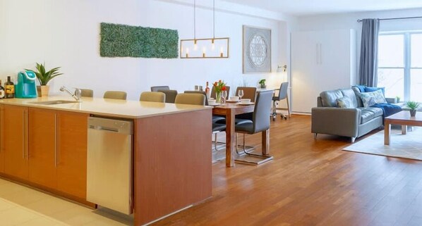 We are Superhost since 2015 with over a 3500 great reviews ! We have all the city permits and insurance required.
             *** 100% LEGAL **

Huge open space:  living room, dining area, work space, 1 murphy bed  with Queen memory foam mattresses