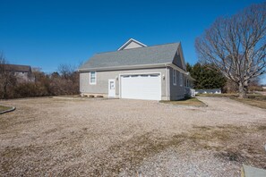 Left side of house,room for Boat/Trailer, plenty of parking