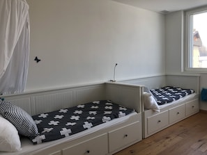 Bedroom with 3 single beds ( kids bedroom)