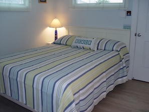 Queen bedroom unit ( B )