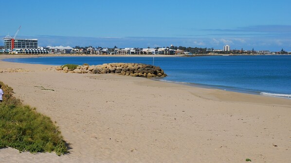 Lovely walks along beach to Marina for breakfast, cappuccinos &/or dinners 😀 