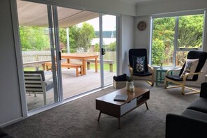 Lounge to deck