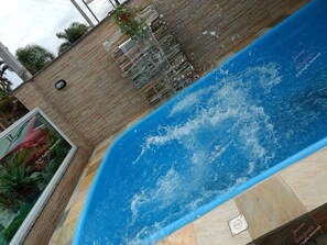 Área externa da Piscina com cascata com timer automático.