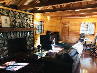Cabin 20. Flower Cabin at Historic SnowCrest Lodge 1 king bedroom, 1 queen L/R 
