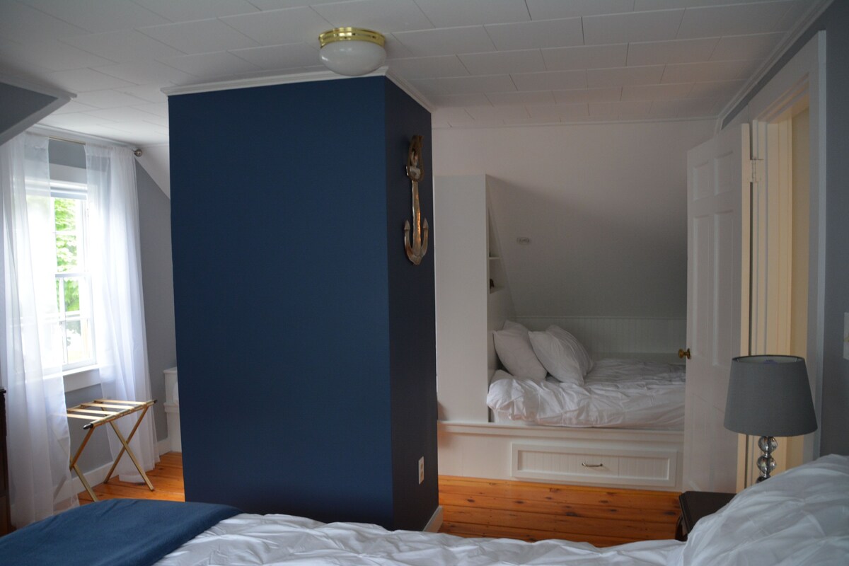 5 Bed/2 Bath Sleeps 11. Walk to restaurants, town and more…