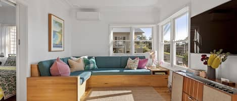 Living room - Air con - Day bed - Sunny veranda - Smart TV (Netflix/Stan)