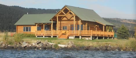 Yellowstone Log Home on Henry's Lake. 18 miles from West Yellowstone entrance.